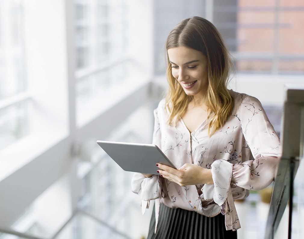 femme regardant une tablette