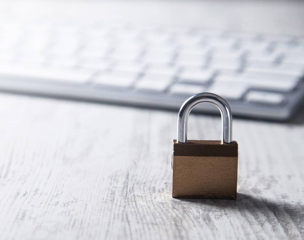 cadenas devant un clavier d'ordinateur
